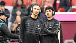Nathaniel Brown (r. ) hat bei Eintracht Frankfurt verlängert