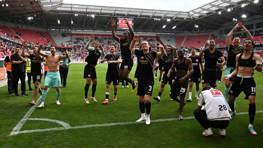 Eintracht Frankfurt feiert die Champions-League-Qualifikation Eintracht Frankfurt feiert die Champions-League-Qualifikation