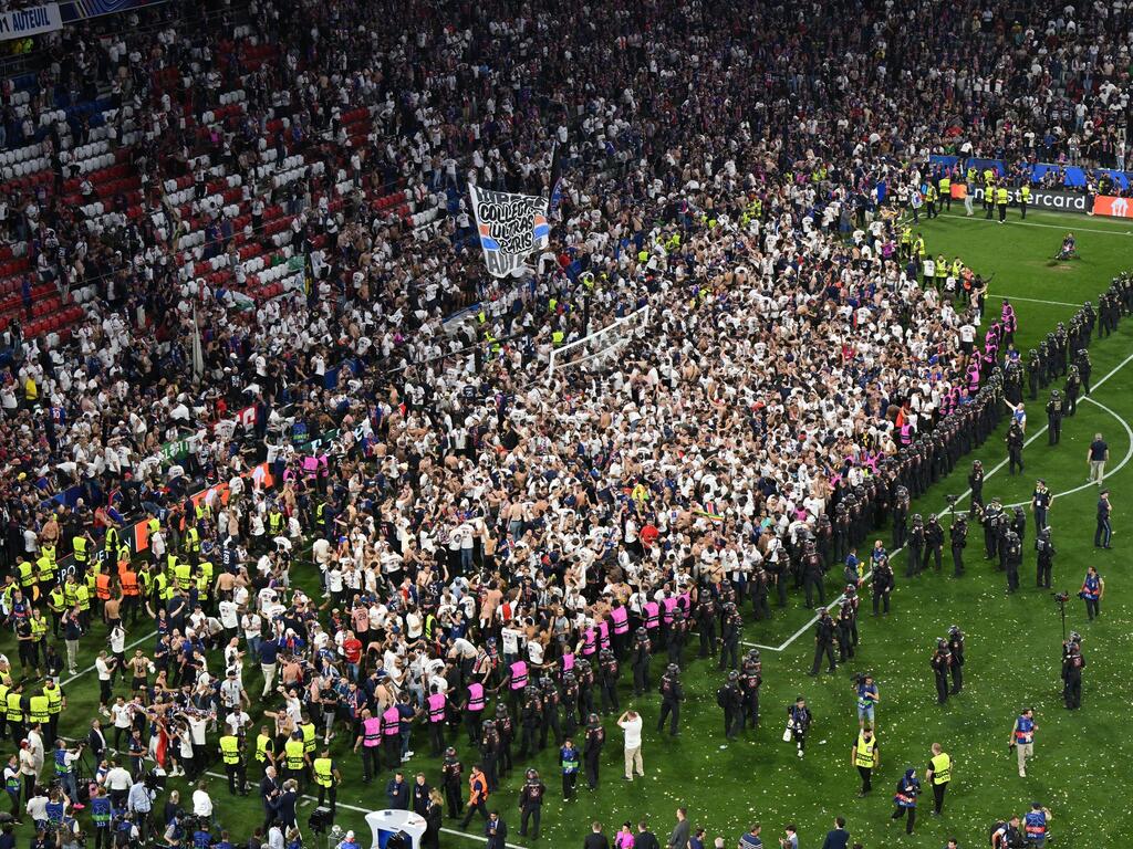 Party auf dem Rasen: Pariser Fans stürmen aus ihrem Block Party auf dem Rasen: Pariser Fans stürmen aus ihrem Block
