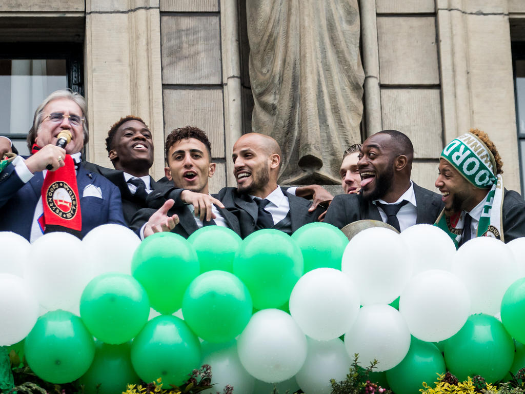 De spelers van Feyenoord dollen met Lee Towers (l.) tijdens de huldiging op de Coolsingel. (25-04-2016).