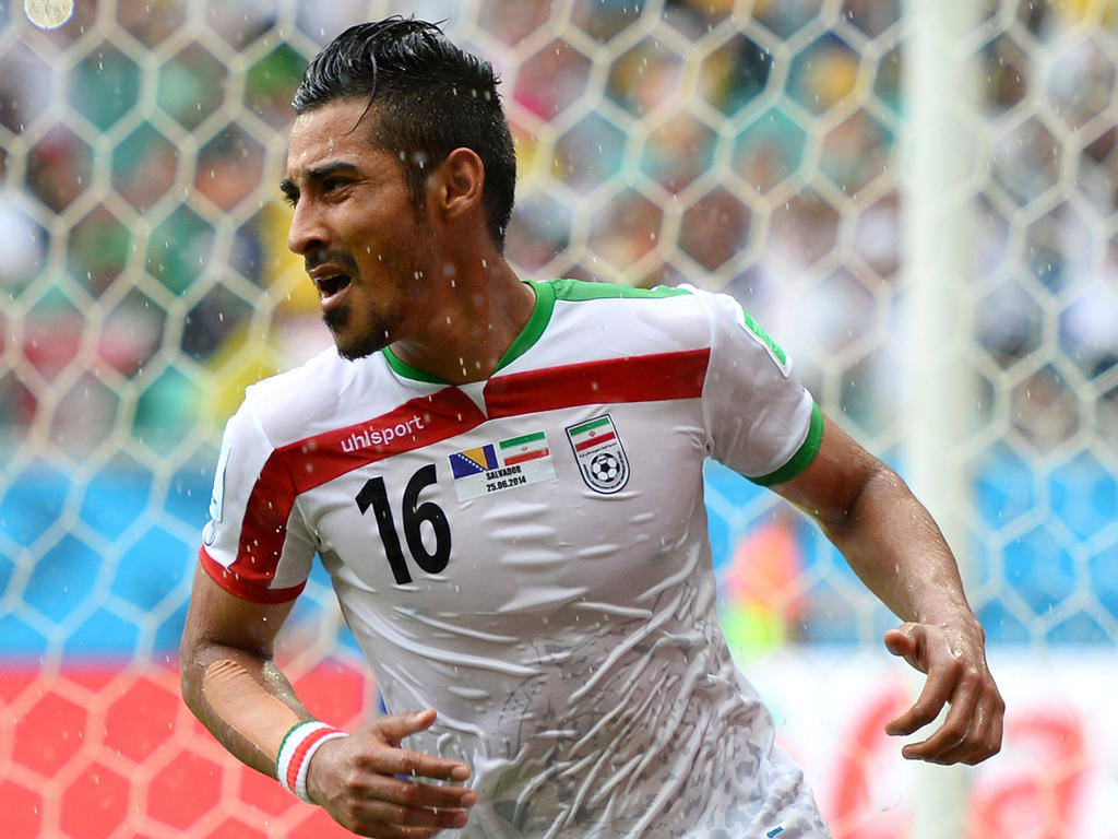 Reza Ghoochannejhad viert een treffer voor Iran. De spits heeft gescoord tegen Bosnië-Herzegovina op het WK in Brazilië. (25-06-2014)