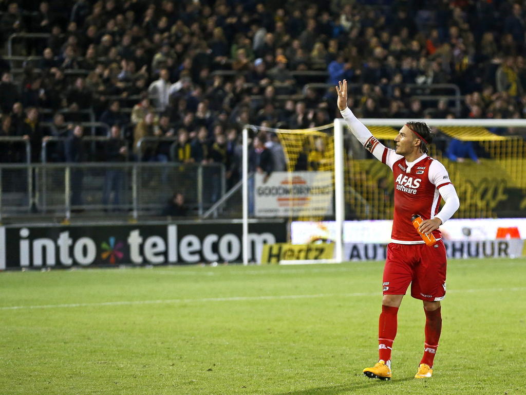 Nemanja Gudelj bedankt de meegereisde supporters van AZ na de wedstrijd tegen NAC in de Eredivisie. (08-11-14)