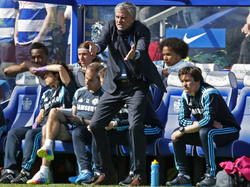 Chelsea trainer José Mourinho maakt zich duidelijk druk om het slechte veldspel van zijn ploeg tegen Queen Park Rangers. (12-04-2015)