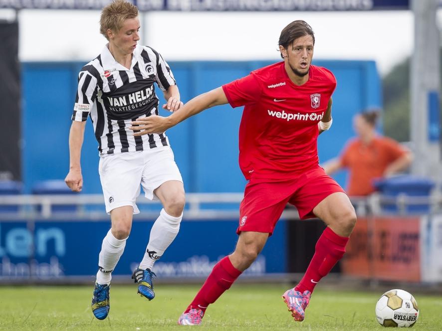 Georgios Katsikas (r.) is Brian Boogers (l.) te snel af tijdens het oefenduel Achilles'29 - FC Twente. (18-07-2015) Georgios Katsikas (r.) is Brian Boogers (l.) te snel af tijdens het oefenduel Achilles'29 - FC Twente. (18-07-2015)