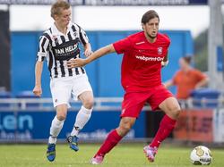 Georgios Katsikas (r.) is Brian Boogers (l.) te snel af tijdens het oefenduel Achilles'29 - FC Twente. (18-07-2015)
