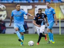 Youssef el Jebli (m.) moet in de achtervolging bij Lewis Baker (l.) tijdens Vitesse - De Graafschap. (20-09-2015)