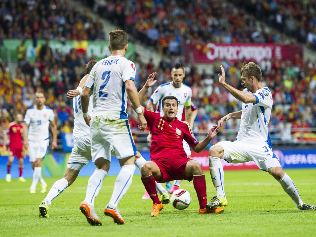 Beim Versuch es gleich mit drei slowakischen Spielern aufzunehmen, rutscht Spaniens Pedro aus. (05.09.2015)