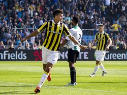 Dominic Solanke moest even naar de grensrechter kijken, maar hij stak de vlag niet omhoog. Daardoor weet de Vitesse-spits van dichtbij de 1-0 te maken tegen FC Groningen. (04-10-2015)