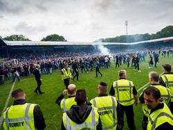 Supporters Superboeren rellen met spelers Go Ahead Eagles op het veld na degradatie. (22-05-2016)