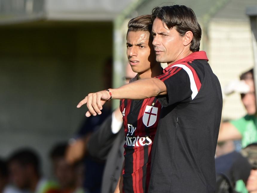 Filippo Inzaghi (r.) geeft instructies mee aan Hachim Mastour (l.) tijdens een wedstrijd van de belofteploeg van AC Milan. (16-07-2014) Filippo Inzaghi (r.) geeft instructies mee aan Hachim Mastour (l.) tijdens een wedstrijd van de belofteploeg van AC Milan. (16-07-2014)