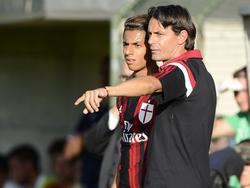 Filippo Inzaghi (r.) geeft instructies mee aan Hachim Mastour (l.) tijdens een wedstrijd van de belofteploeg van AC Milan. (16-07-2014)
