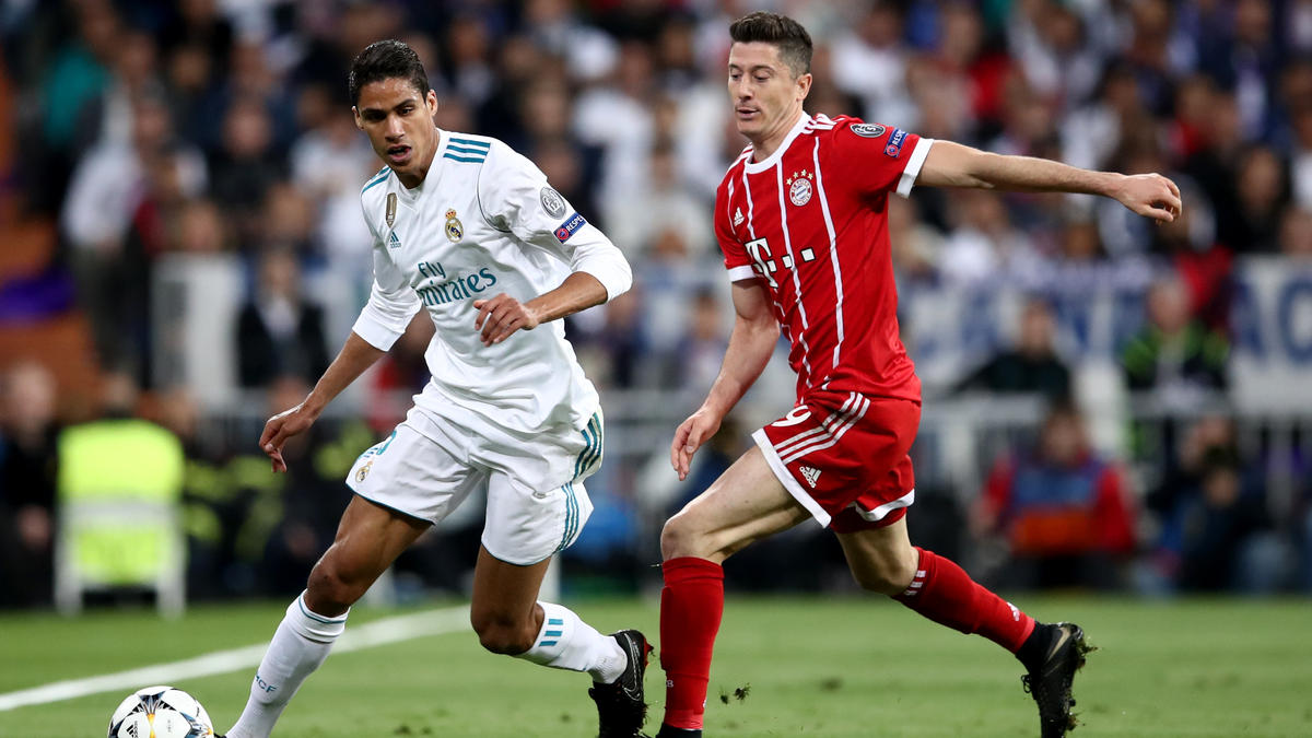 Spielen Raphael Varane (l.) und Robert Lewandowski bald zusammen beim FC Bayern?