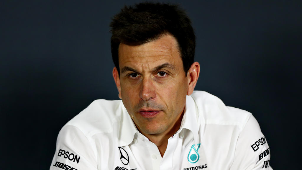 Lewis Hamilton hatte Max Verstappen das ganze Rennen über im Nacken Lewis Hamilton hatte Max Verstappen das ganze Rennen über im Nacken