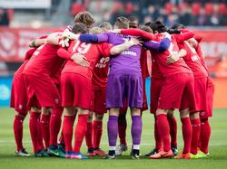 De spelers van FC Twente peppen elkaar op voorafgaand aan het duel met Feyenoord. (05-02-2017)