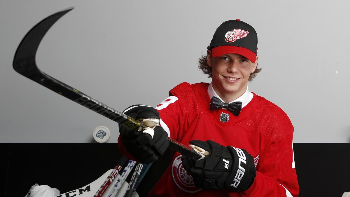 Youngster Moritz Seider wird von den Red Wings freigestellt Youngster Moritz Seider wird von den Red Wings freigestellt