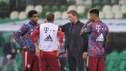 Malik Tillman (l.) erhält von Bayern-Trainer Julian Nagelsmann letzte Anweisungen