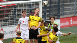 Bradley Fink (M.) erzielte das Tor des Tages für den BVB beim 1. FC Köln