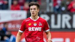 Hat seinen Vertrag beim 1. FC Köln verlängert: Noah Katterbach am Ball