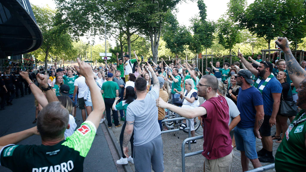 Hunderte Werder-Fans versammelten sich zuletzt vorm Weserstadion