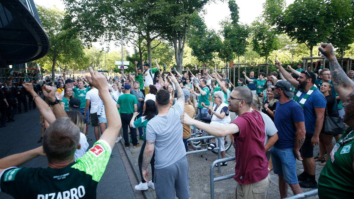 Hunderte Werder-Fans versammelten sich zuletzt vorm Weserstadion Hunderte Werder-Fans versammelten sich zuletzt vorm Weserstadion