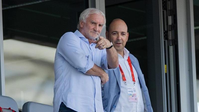 Hoffen bei Leverkusens Heimspiel gegen RB Leipzig auf Zuschauer: Sportchef Rudi Völler (l.) und Geschäftsführer Fernando Carro Hoffen bei Leverkusens Heimspiel gegen RB Leipzig auf Zuschauer: Sportchef Rudi Völler (l.) und Geschäftsführer Fernando Carro