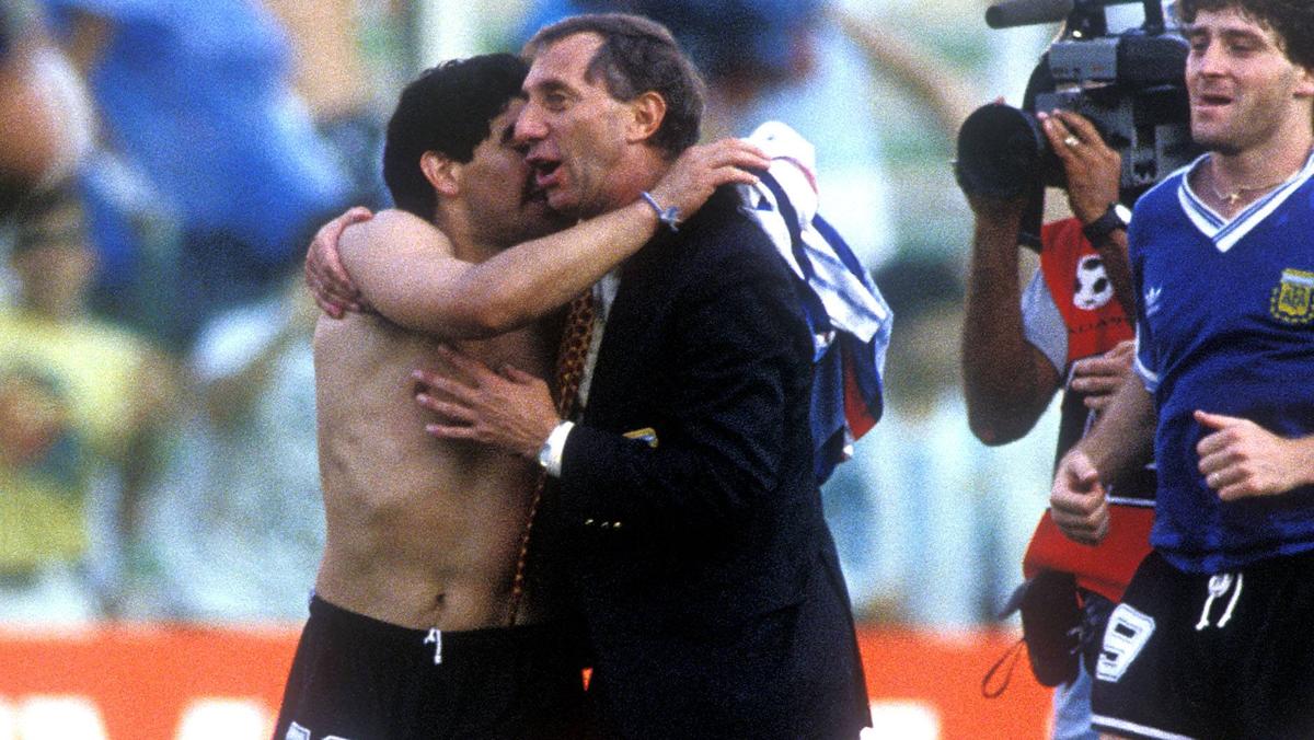 Carlos Bilardo umarmt Diego Maradona Carlos Bilardo umarmt Diego Maradona