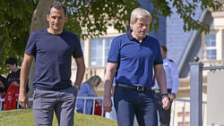 Hasan Salihamidzic (l.) und Oliver Kahn (r.) haben beim FC Bayern das Sagen