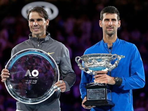 Tennis-Weltstars unter sich: Rafael Nadal (l)  Novak Djokovic nach dem Australian-Open-Finale 2019