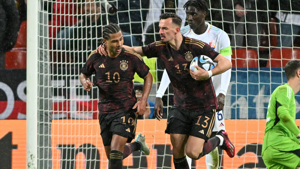 Zieht es Mergim Berisha (r.) zu Werder Bremen? Zieht es Mergim Berisha (r.) zu Werder Bremen?