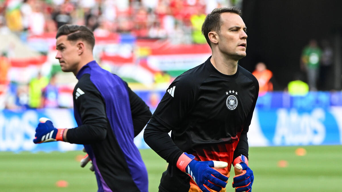 Manuel Neuer (r.) mới từ chức khỏi đội DFB vào tháng 8