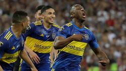 Luis Advíncula von den Boca Juniors (r.) flog nach nur neun Sekunden vom Platz