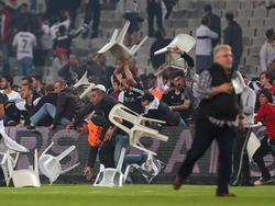 Zuschauer stürmen den Rasen während des Istanbuler Derbys und randalieren