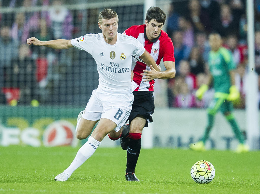 Toni Kroos (l.) warnt seine Mitspieler vor dem VfL Wolfsburg
