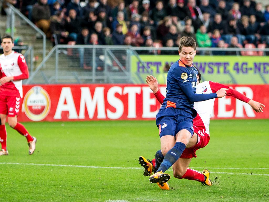 In de KNVB beker maakte Marco van Ginkel een ongelukkige indruk, maar in het Eredivisie-duel met FC Utrecht neemt hij zijn sportieve revanche door de 0-2 binnen te schieten. (07-02-2016)