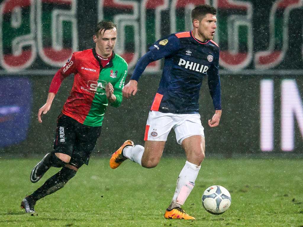Marcel Ritzmaier (l.) is in de achtervolging bij Stijn Schaars (r.) tijdens de competitiewedstrijd NEC - PSV. (14-02-2016) Marcel Ritzmaier (l.) is in de achtervolging bij Stijn Schaars (r.) tijdens de competitiewedstrijd NEC - PSV. (14-02-2016)