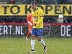 Sander van de Streek laat de regendruppels op zich vallen in de uitwedstrijd tegen NEC. (17-04-2016)