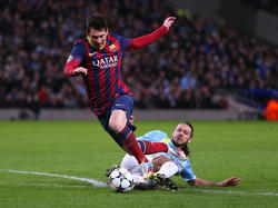 Breekpunt in de achtste finale van de Champions League. Martín Demichelis (r) haalt de doorgebroken Lionel Messi (l) naar de grond en moet met een rode kaart naar de kant. (18-2-2014)
