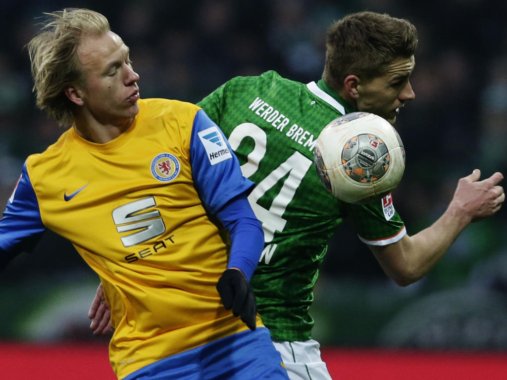 Bremens Nils Petersen (r.) und Braunschweigs Håvard Nielsen fighten um den Ball