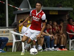 Steven Berghuis namens AZ in actie tegen FK Qabala tijdens de voorbereiding op het Eredivisieseizoen 2014/2015. 