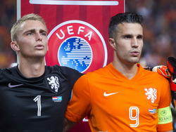 Jasper Cillessen (l.) staat naast Robin van Persie voor het volkslied. De Nederlanders zingen het Wilhelmus voor de kwalificatiewedstrijd tegen Kazachstan. (10-10-2014)