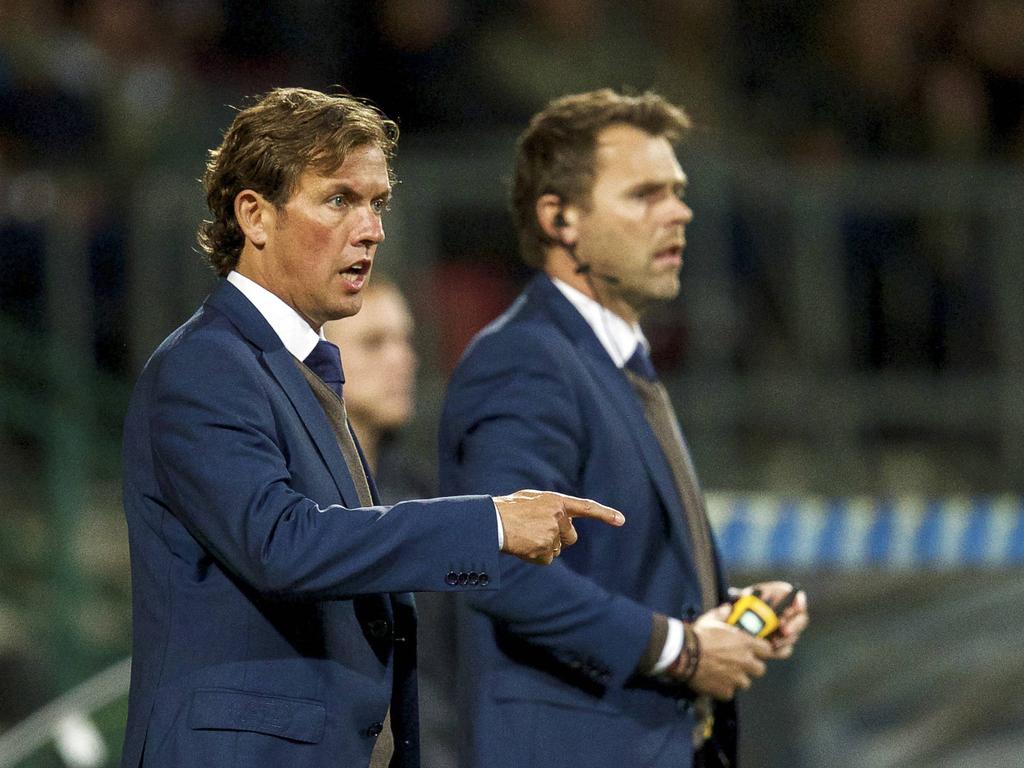 Assistent-trainers Alex Pastoor (l.) en Dennis Haar wijzen de spelers van AZ de weg.