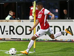 Debutant Dabney dos Santos legt aan voor een hoekschop in het duel tussen AZ en FC Groningen. (25-10-2014)