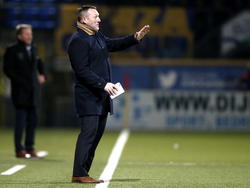 Ron Jans probeert met gebaren zijn spelers wat duidelijk te maken in het duel tussen SC Cambuur en PEC Zwolle. (20-12-2014)