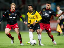Elson Hooi (m.) is net op tijd met zijn inspeelbal tijdens het bekerduel Excelsior - NAC Breda in de achtste finale. Rick Kruys (l.) en Ninos Gouriye probeerden de aanvaller van NAC Breda van de bal te zetten. (18-12-2014)