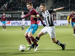 Albert Rusnák (l.) probeert Bart Schenkeveld (r.) van zich af te houden tijdens Heracles Almelo - FC Groningen. (05-02-2015)