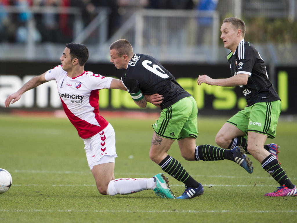 Sofyan Amrabat (l.) gaat naar de grond als Jordy Clasie (m.) hem naar de grond trekt tijdens FC Utrecht - Feyenoord. (01-03-2015)