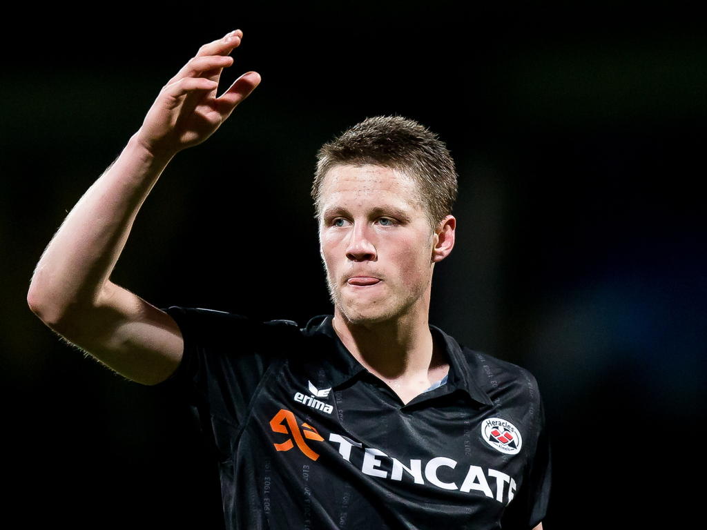 Wout Weghorst kan niet aanzien dat zijn ploeg op achterstand staat tegen FC Dordrecht en vraagt om de bal. (04-04-2015)