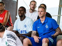 Alexander Büttner (r.) bekijkt het oefenduel van Dinamo Moskou met Ajax. Naast hem zit Douglas. (04-07-2015)
