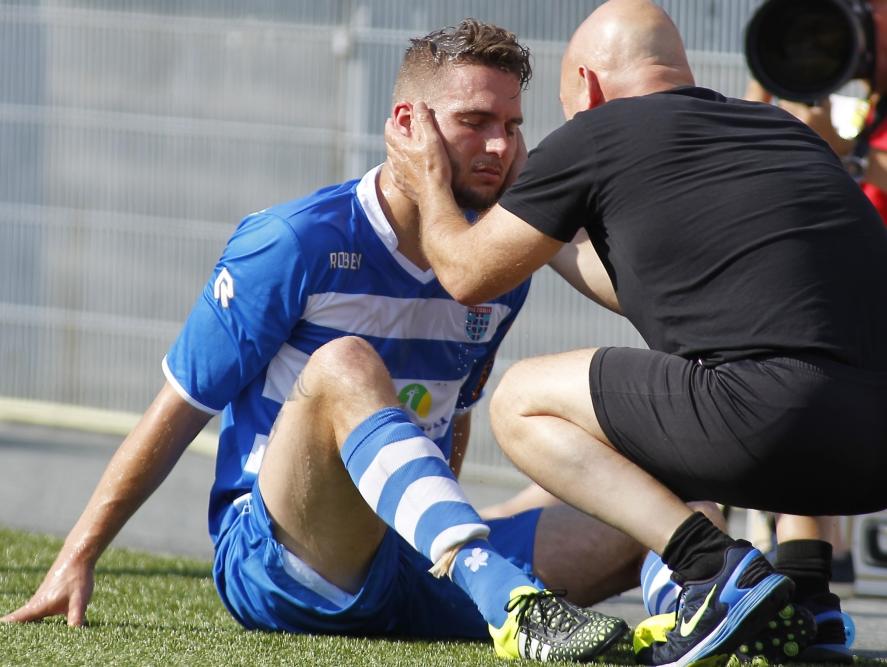 Bart Schenkeveld, die hoopt een contract af te dwingen bij PEC Zwolle, is duizelig na een botsing in de oefenwedstrijd van zijn 'werkgever'. De verdediger komt hard in aanraking met een speler van tegenstander VVV-Venlo. (01-08-2015)