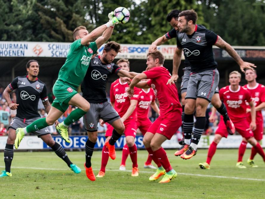 FC Twente-doelman Nick Marsman probeert de bal weg te boksen tijdens het oefenduel FC Twente - Southampton (27-07-2016).